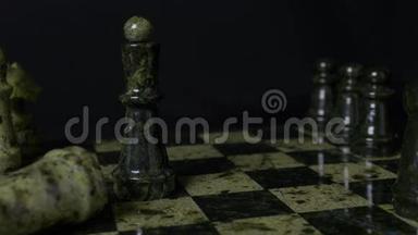 黑皇后下棋打败白岩.. 国际象棋女王赢得了比赛的胜利。 黑色棋子的细节